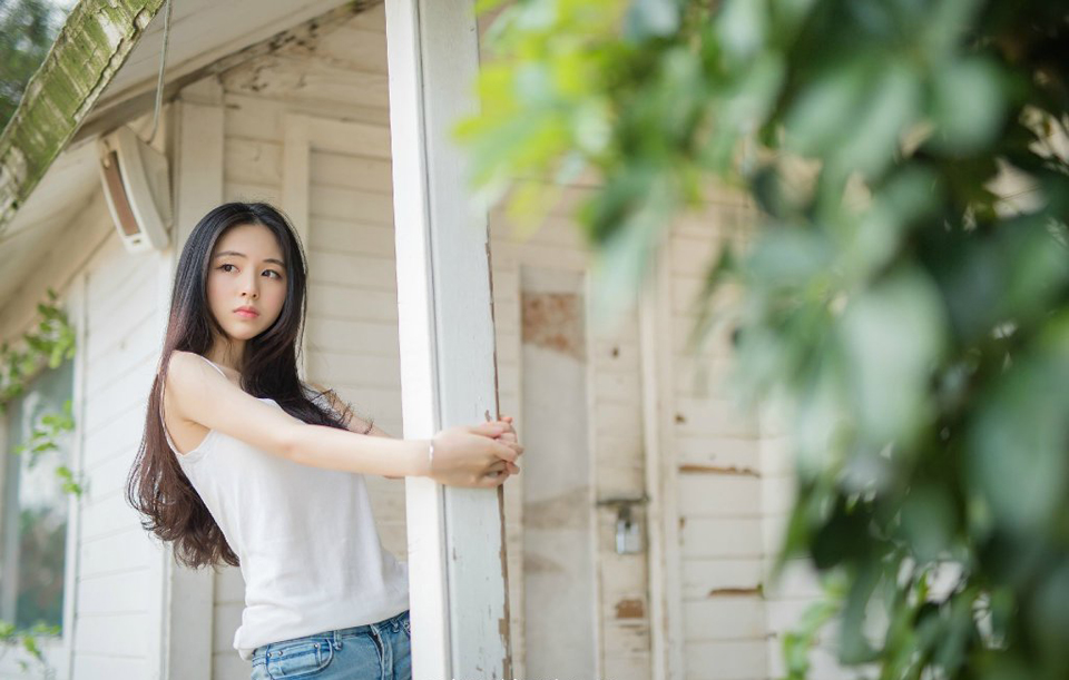 围在城里的人想逃出来，站在城外的人想冲进去，婚姻也罢事业也罢，人生的欲望大都如此。